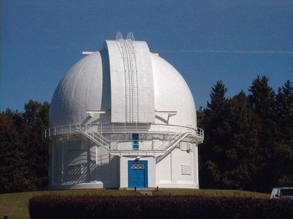 Photo extérieure d'un bâtiment avec une porte bleue et à dôme blanc fermé