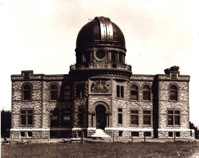 Photo en sépia d'un bâtiment en pierre avec un dôme métallique sur la partie centrale