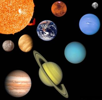 Dessin de sphères de différentes couleurs représentant les planètes du système solaire, disposées en demi-cercle autour d'une sphère orangée représentant le soleil